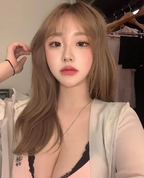 上海23岁学生妹兼职可WT抽插，SaoB真紧，水哗啦啦的。